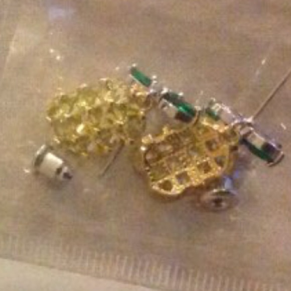 ๐Last Pair Available ๐Pineapple Earrings - Picture 6 of 6